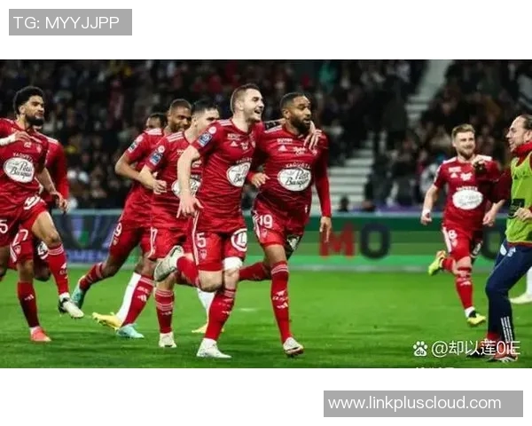 足球明星与俱乐部的传奇故事揭示了他们背后的奋斗与荣耀