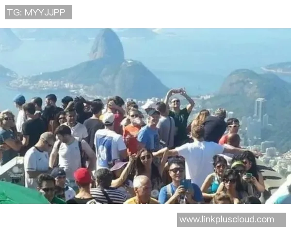 路人偶遇足球明星瞬间引发的热烈反响与感动故事分享