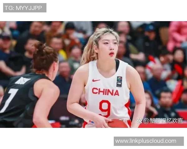 篮球明星的女儿展现天赋打篮球引发关注与热议